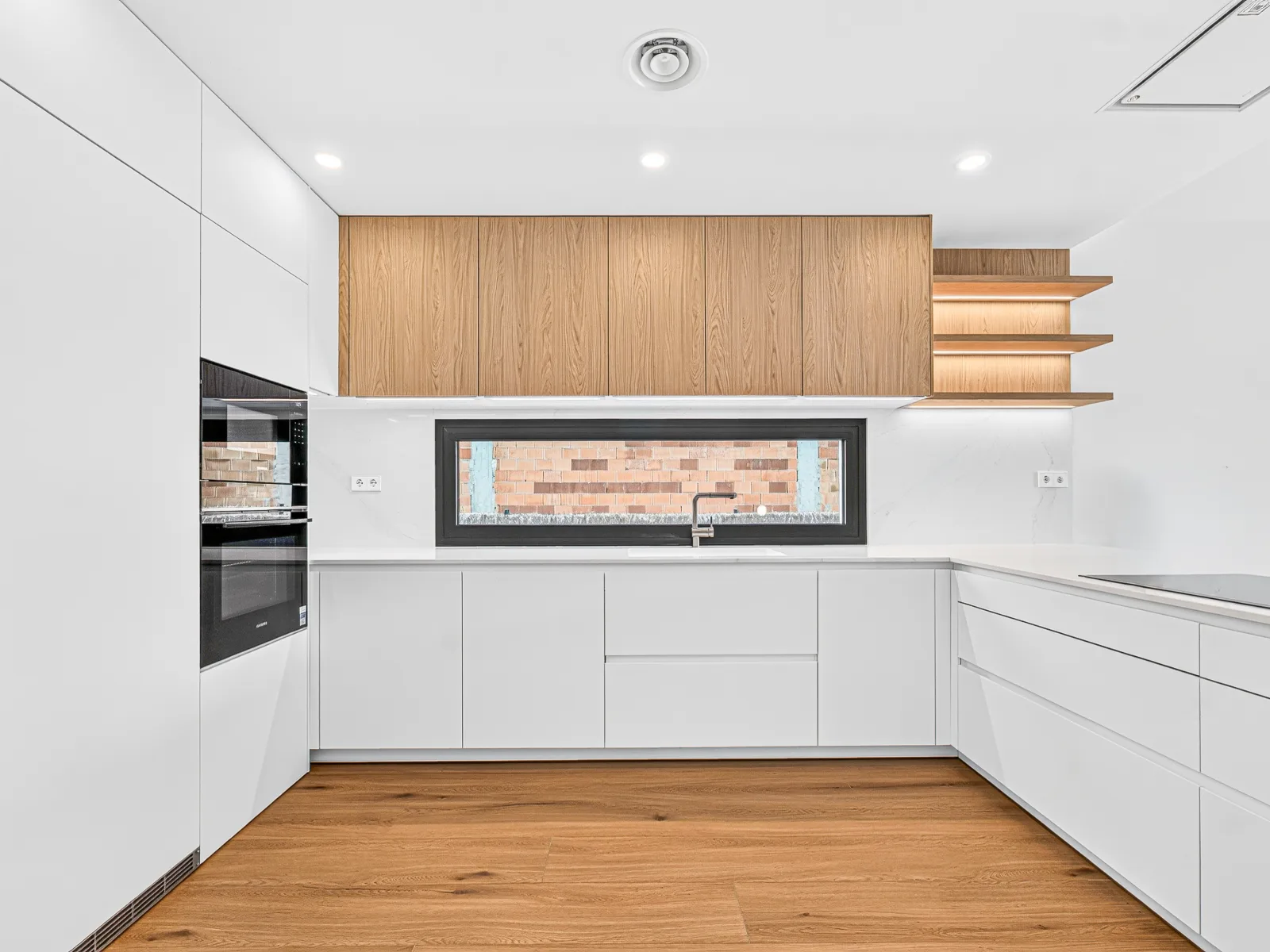 Chalet residencial — cocina frontal con isla