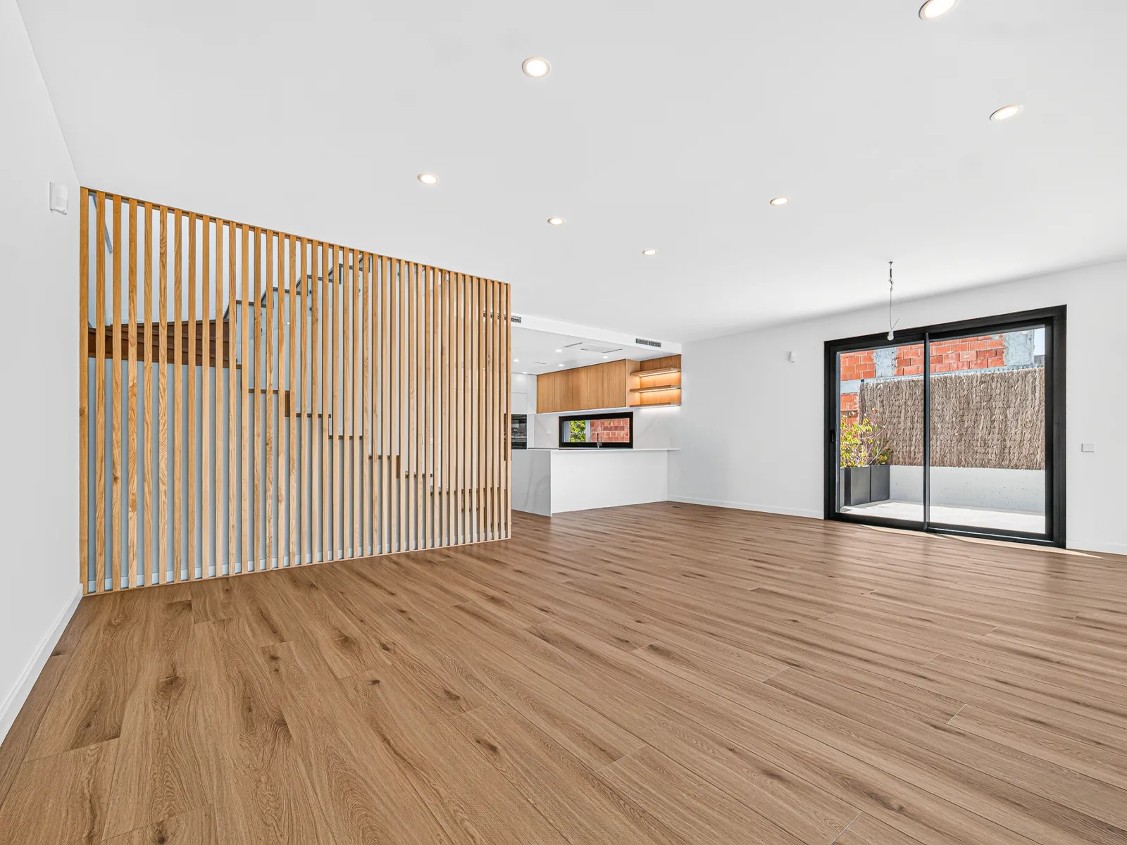 Chalet residencial — salón con escalera de listones de madera